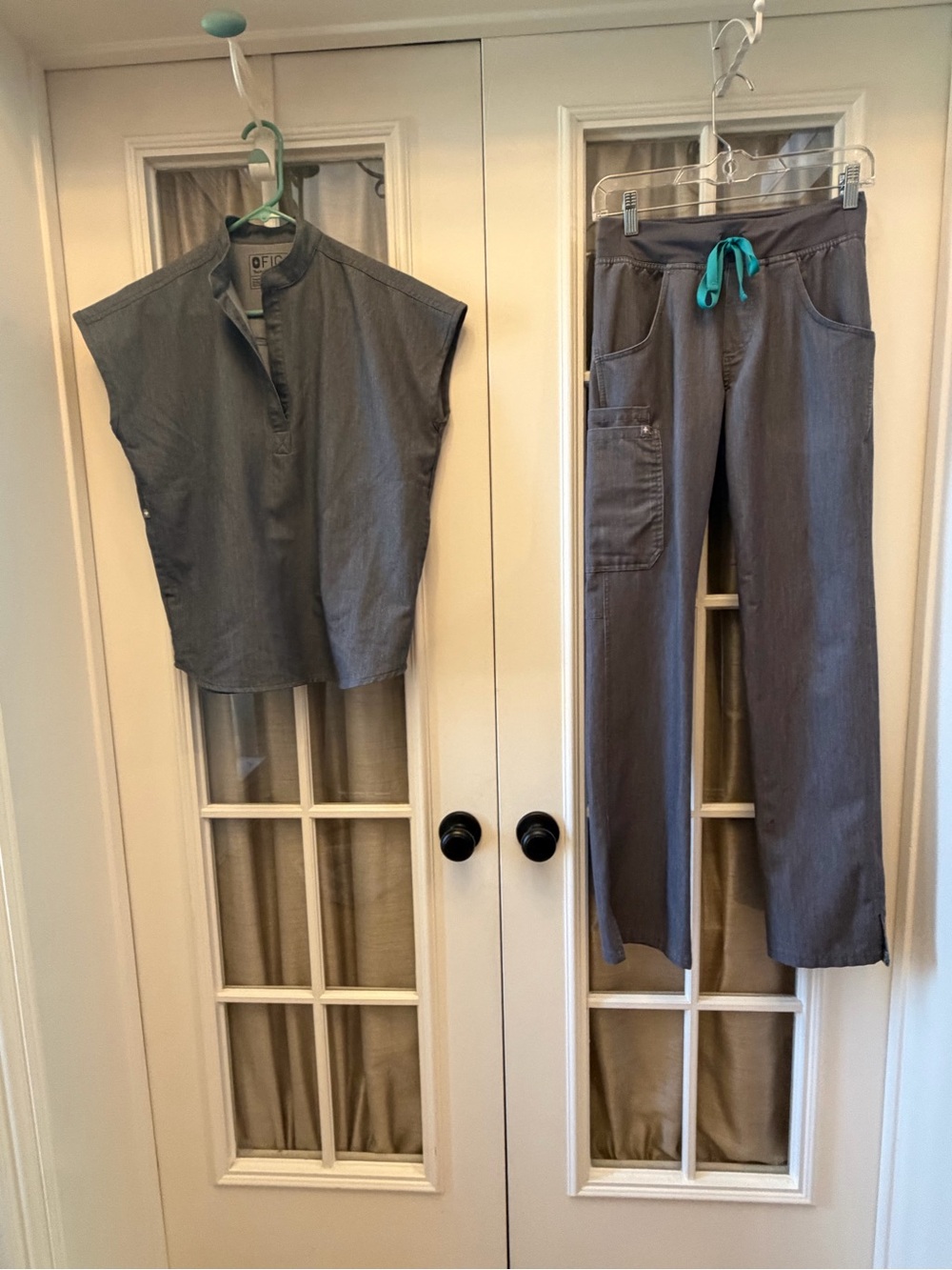 XXS Figs Women’s Rafaela Top w/ XS Yola High-Rise Slim Scrub Pants Graphite Grey